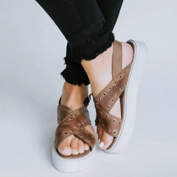 Roan by Bed Stu Hali Platform Sand Size 8. SMOKE FREE and NIB. Fit True To Size. - Picture 1 of 11